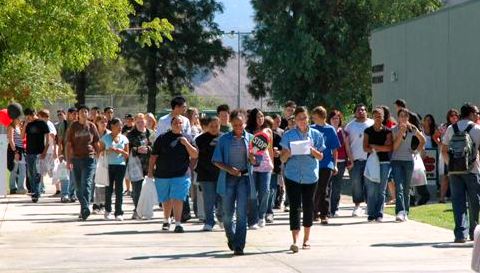 Mentor Leading Campus Tour